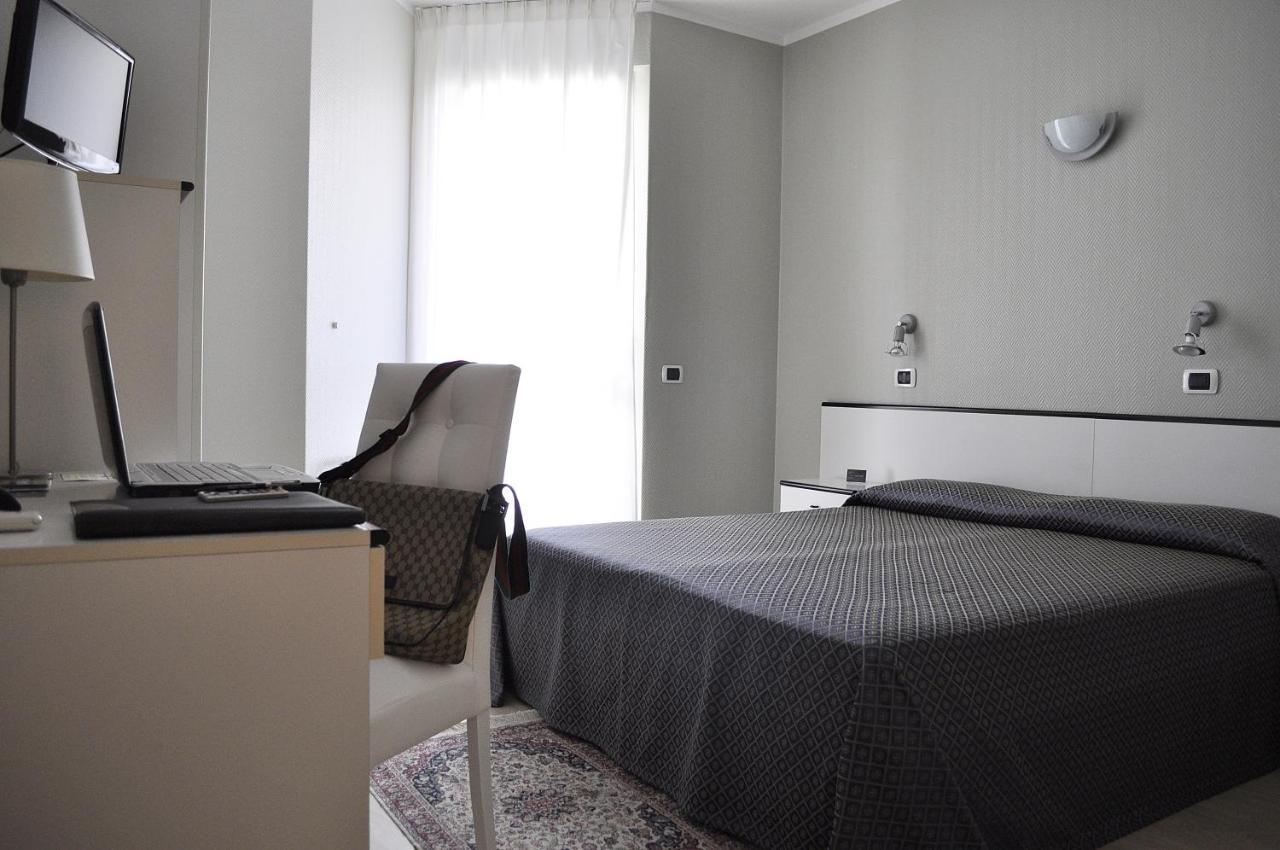 Hotel Est Piombino Oda fotoğraf